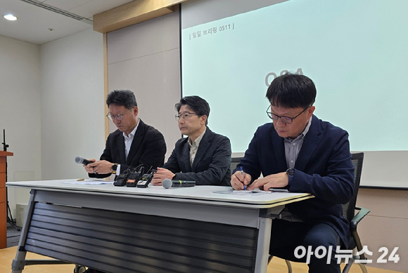 11일 오전 서울 중구 삼화타워에서 진행된 유심(USIM) 일부 정보 유출 관련 SK텔레콤의 데일리(일간) 브리핑에서 김희섭 SK텔레콤 PR센터장이 발표하고 있다. [사진=안세준 기자]