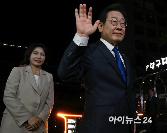 당선이 확실시된 이재명 더불어민주당 대통령 후보와 김혜경 여사가 4일 서울 여의도 더불어민주당 당사에 들어서고 있다. [사진=곽영래 기자]