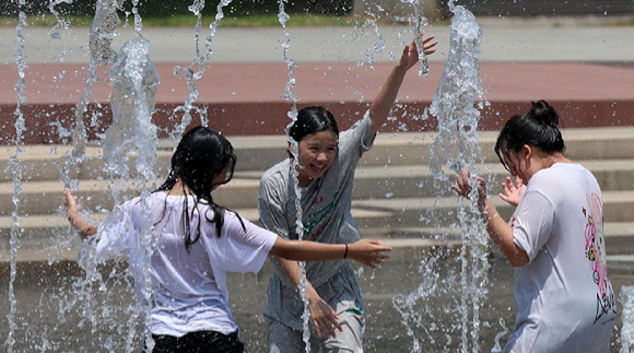 지난달 21일 오후 서울 영등포구 여의도한강공원 물빛광장을 찾은 학생들이 물놀이를 하고 있다. [사진=뉴시스]