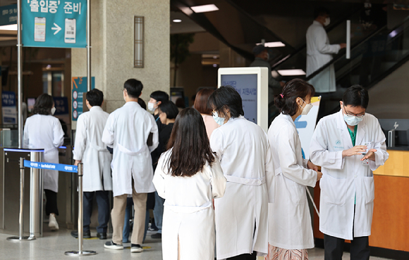 지난 3일 서울 송파구 서울아산병원에서 의대 증원 정책 철회를 촉구하는 피켓시위를 마치고 이동하고 있다. [사진=뉴시스]