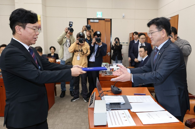 김영훈 고용노동부 장관이 13일 국회에서 열린 기후에너지환경노동위원회 국정감사에서 증인 선서를 한 뒤 선서문을 김정호 위원장에게 제출하고 있다. [사진=연합뉴스]