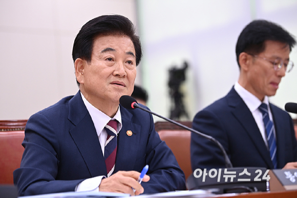 정동영 통일부 장관이 14일 국회 외교통일위원회에서 열린 통일부에 대한 국정감사에 출석해 의원 질의에 답하고 있다. [사진=곽영래 기자]