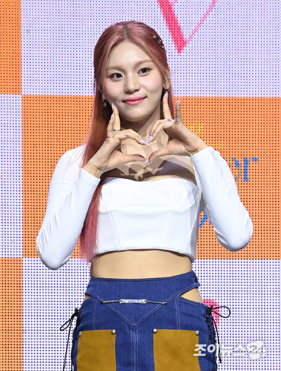 그룹 비비지 엄지가 6일 오후 서울 광진구 광장동 예스24라이브홀에서 열린 두 번째 미니앨범 '서머 바이브(Summer Vibe)' 발매 기념 쇼케이스에서 포즈를 취하고 있다. [사진=김성진 기자]