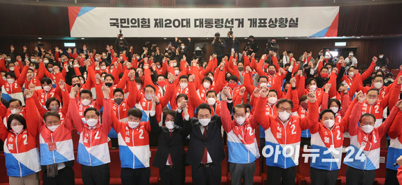 윤석열 제20대 대통령 당선인이 10일 새벽 서울 여의도 국회도서관에 마련된 '국민의힘 제 20대 대통령선거 개표상황실'을 찾아 당 지도부들과 승리 세리머니를 하고 있다. [사진=김성진 기자]