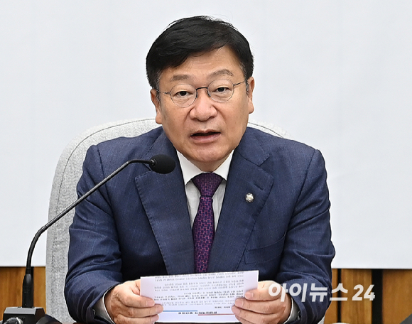 장동혁 국민의힘 당대표가 15일 서울 여의도 국회에서 열린 최고위원회의에서 물을 마시고 있다. [사진=곽영래 기자]