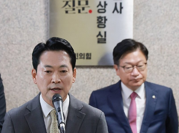 국민의힘 장동혁 대표가 2일 국회에서 열린 당 국정감사 종합상황실 현판제막식에 참석해 현판을 제막한 뒤 인사말하고 있다. 2026.10.2 [사진=연합뉴스]