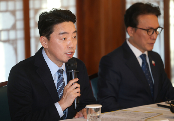 강훈식 대통령 비서실장이 21일 서울 종로구 삼청동 총리공관에서 열린 고위당정협의회에서 발언하고 있다. 2025.12.21 [사진=연합뉴스]