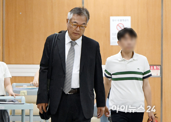 정진석 전 대통령비서실장이 19일 서울 서초구 서울중앙지방법원에서 열린 헌법재판관 미임명 혐의 관련 공판에 출석하고 있다. [사진=사진공동취재단 ]