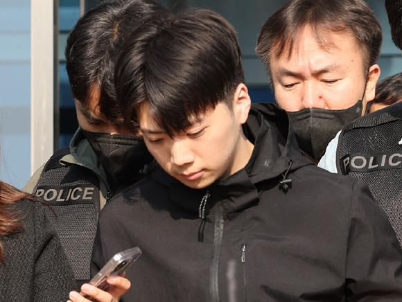 살인&middot;살인미수 혐의를 받는 장윤기가 14일 광주 서부경찰서에서 검찰로 송치되고 있다. 2026.5.14 [사진=연합뉴스]