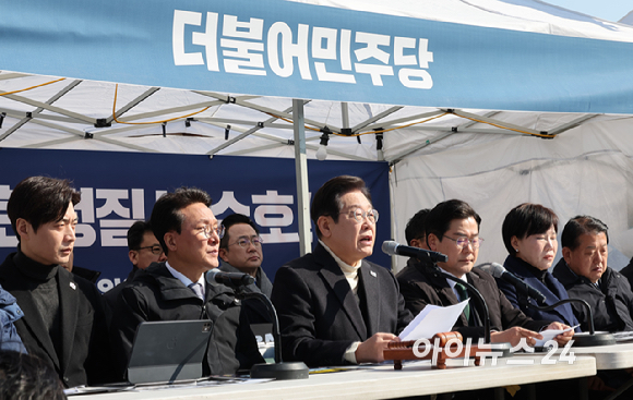 이재명 더불어민주당 대표가 19일 서울 종로구 경복궁역 부근 광화문 민주당 천막농성장에서 열린 현장 최고위원회의에서 모두 발언하고 있다. [사진=국회사진취재단]