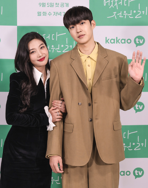 배우 박수영(레드벨벳 조이)과 백성철이 5일 온라인으로 진행된 카카오TV 오리지널 '어쩌다 전원일기' 제작발표회에 참석해 포즈를 취하고 있다. [사진=카카오TV]