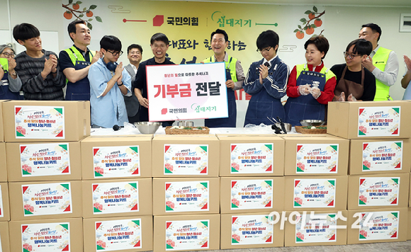 국민의힘 장동혁 대표가 23일 경기도 의정부시 청소년비전센터 십대지기에서 열린 '추석 맞이 청년레드윙 봉사활동'에서 기부금 및 행복나눔키트를 전달 한 뒤 기념 촬영을 하고 있다. [사진=정소희 기자]