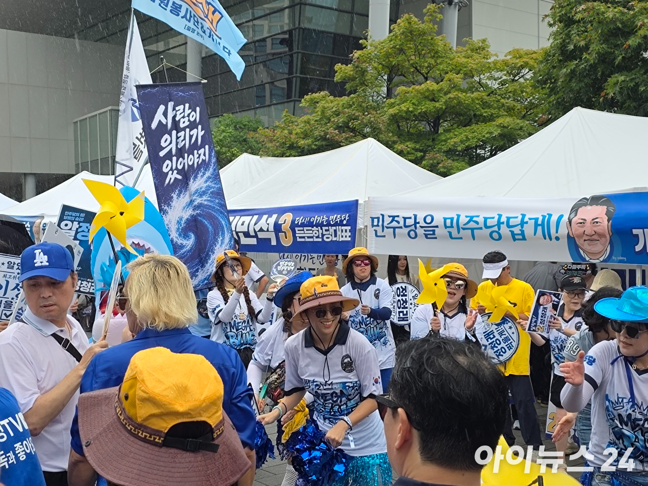 더불어민주당의 새 지도부를 선출하는 정기전국당원대회가 열리는 17일 대전 유성구 대전컨벤션센터(DCC) 제2전시장 앞에서 김민석 당대표 후보 지지자들이 응원전에 나섰다. [사진=라창현 기자]