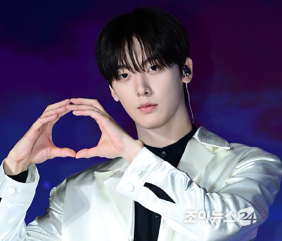 아스트로(ASTRO) 윤산하의 첫 솔로 미니앨범 '더스크'(DUSK) 발매 기념 쇼케이스가 6일 오후 서울 중구 장충동 반얀트리 클럽 앤 스파 서울에서 열렸다. 윤산하가 타이틀곡 '다이브' 무대를 선보이고 있다. [사진=정소희 기자]