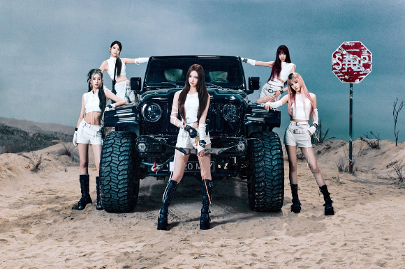 [오늘가요] &apos;이수만 걸그룹&apos; A2O MAY, 첫 EP &apos;PAPARAZZI ARRIVE&apos; 출격