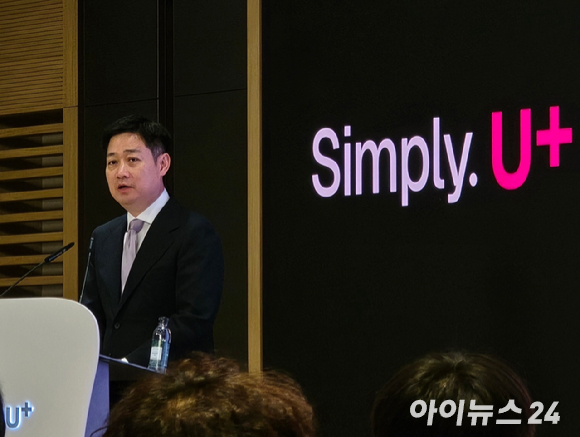 정재헌 SK텔레콤 최고경영자(CEO)가 26일 정기주주총회 종료 직후 취재진과 만나 질의에 대해 답변하고 있다. [사진=안세준 기자]