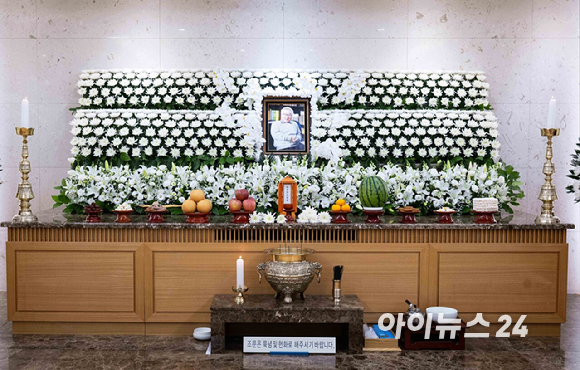 향년 91세를 일기로 별세한 원로 배우 겸 전 국회의원 이순재의 빈소가 25일 서울아산병원 장례식장에 마련됐다. 고인의 영정사진 모습. [사진=사진공동취재단]