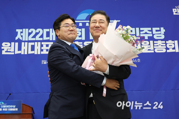 더불어민주당 원내대표로 당선된 김병기 의원이 13일 국회 의원총회 회의장에서 박찬대 원내대표와 기념촬영을 하고 있다. [사진=곽영래 기자]