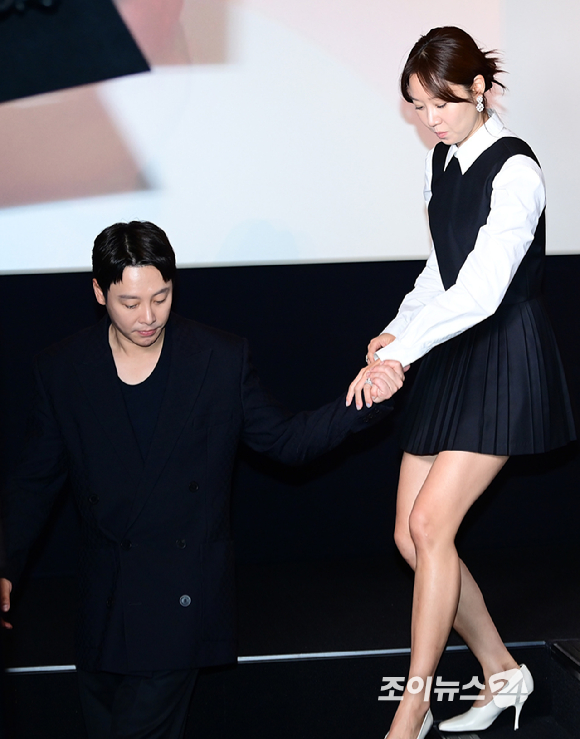 배우 김동욱과 공효진이 25일 오후 서울 삼성동 메가박스 코엑스에서 열린 영화 '윗집 사람들'(감독 하정우) 언론시사회에 참석하고 있다. [사진=정소희 기자]