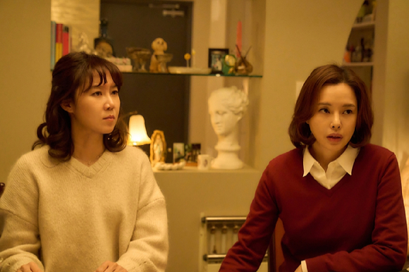 배우 이하늬가 영화 '윗집 사람들' 인터뷰에 앞서 포즈를 취하고 있다. [사진=㈜바이포엠스튜디오]