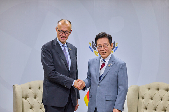 이재명 대통령과 에마뉘엘 마크롱 프랑스 대통령이 22일(현지시간) 남아프리카공화국 요하네스버그 나스렉 엑스포센터에서 정상회담을 하고 있다. 2025.11.23 [사진=연합뉴스]