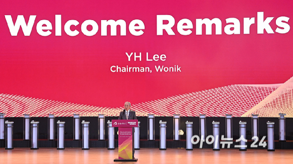 이용한 원익 회장이 11일 서울 강남구 코엑스에서 열린 세미콘 코리아 2026에서 축사를 하고 있다. [사진=곽영래 기자]