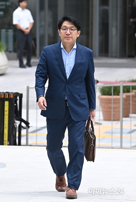 '공천개입 의혹' 김상민 전 부장검사가 9일 오전 서울 종로구에 마련된 김건희 특검팀(특별검사 민중기) 사무실로 조사를 받기 위해 출석하고 있다. [사진=곽영래 기자]