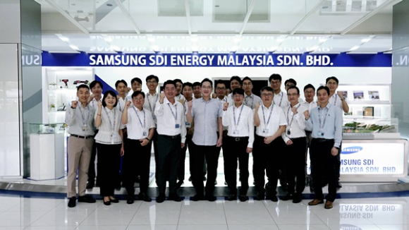 이재용 삼성전자 회장이 9일(현지시간) 말레이시아 스름반 삼성 SDI 생산법인에서 현지 근무자들과 기념 사진을 촬영하고 있는 모습. [사진=삼성전자]