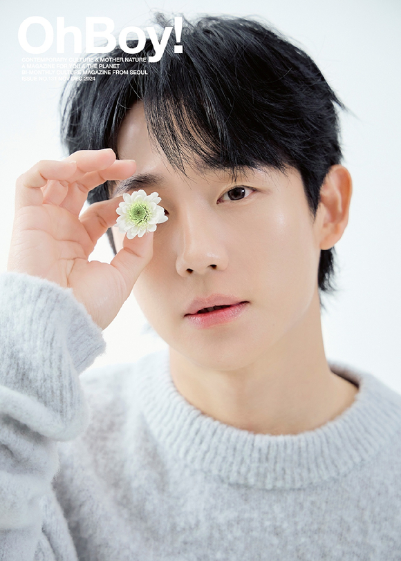 배우 정해인이 화보 촬영에서 포즈를 취하고 있다. [사진=오보이]