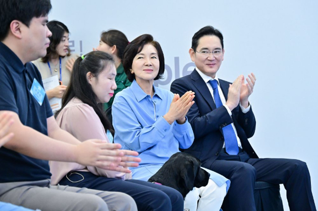 삼성화재 안내견학교에서 열린 안내견 30주년 기념 행사에 참석한 이재용 삼성전자 회장(오른쪽)과 홍라희 리움미술관 명예관장. [사진=삼성]