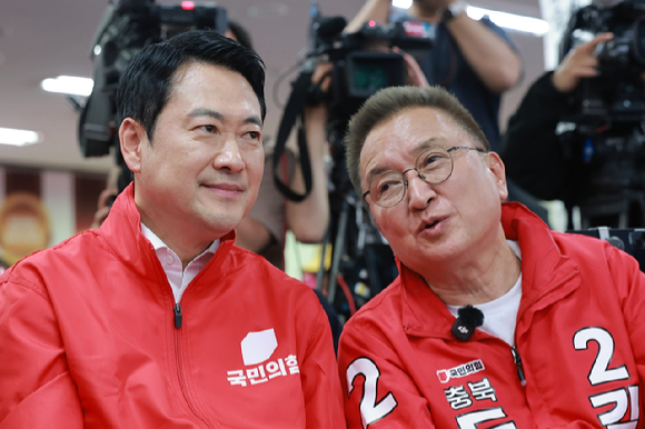 국민의힘 장동혁 대표를 비롯한 의원들이 13일 서울 여의도 중앙당사에서 열린 '국민무시 심판 공소취소 저지 국민선거대책위원회' 출범식에서 구호를 외치고 있다. 2026.5.13 [공동취재] [사진=연합뉴스]