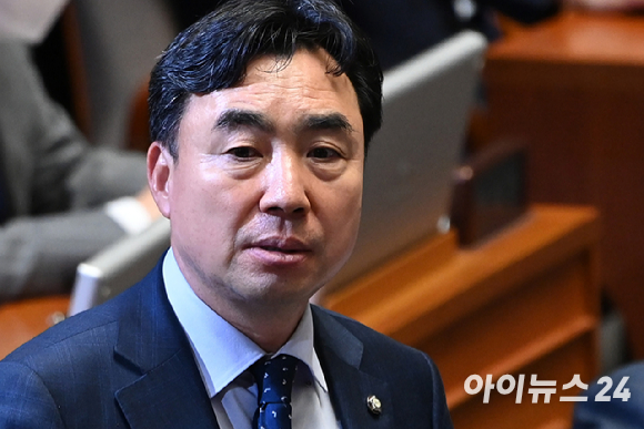 '2021년 전당대회 돈 봉투 의혹' 핵심 당사자로 꼽히는 송영길 전 더불어민주당 대표가 24일 오후 인천국제공항을 통해 귀국해 입장을 밝히고 있다. [사진=아이뉴스24 포토DB]