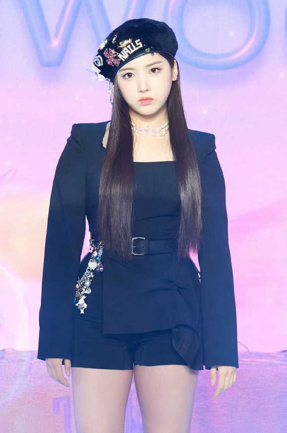 그룹 엔믹스 지우가 1일 오후 온라인으로 진행된 NMIXX(엔믹스) 데뷔 싱글 'AD MARE' 발매기념 기자간담회에 참석해 포즈를 취하고 있다. [사진=JYP엔터테인먼트]