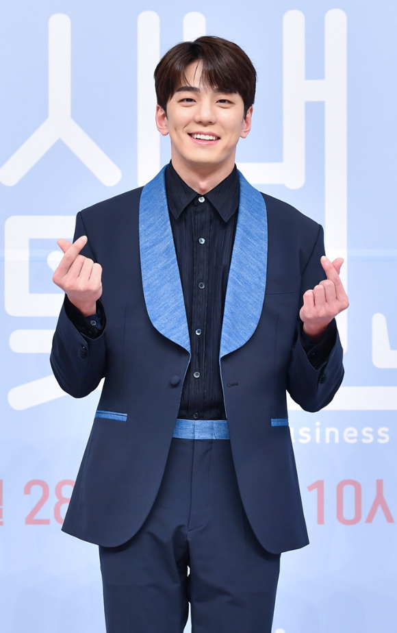 배우 김민규가 25일 온라인으로 진행된 SBS 새 월화드라마 '사내맞선' 제작발표회에 참석해 포토타임을 갖고 있다. [사진=SBS]