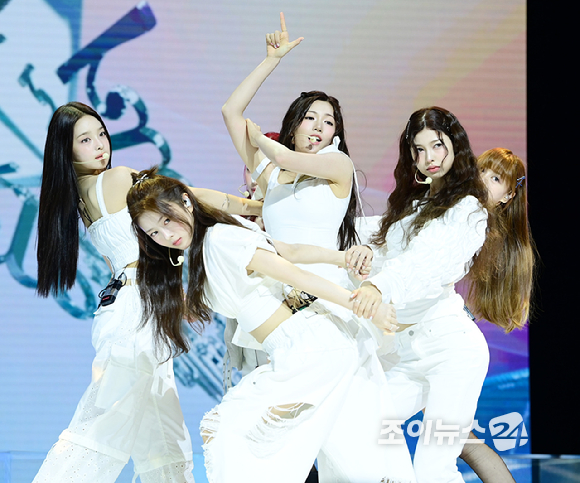 그룹 앳하트가 13일 오후 서울 한남동 블루스퀘어에서 열린 앳하트(AtHeart) 첫 번째 EP '플롯 트위스트'(Plot Twist) 미디어 쇼케이스에서 타이틀곡 '플롯 트위스트' 무대를 선보이고 있다. [사진=정소희 기자]