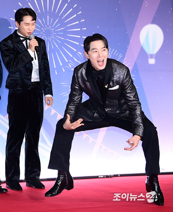 '푹 쉬면 다행이야' 양세형-붐이 29일 오후 서울 마포구 MBC 사옥에서 열린 '2025 MBC 방송연예대상' 포토월 행사에 참석하고 있다. [사진=정소희 기자]