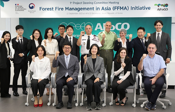 22일 서울 아시아산림협기구 사무국에서 한-프-AFoCO 3자간 아시아 산불역량 강화사업 추진을 논의하고 기념 촬영을 하고 있다. [사진=산림청]