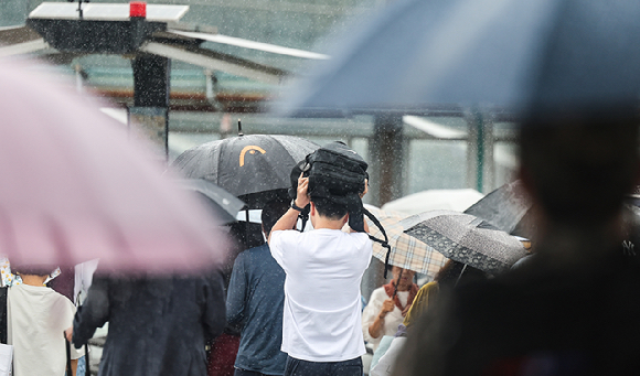 28일 동대구역 광장에서 시민들이 우산을 쓰고 이동하고 있다. 2026.8.28 [사진=연합뉴스]