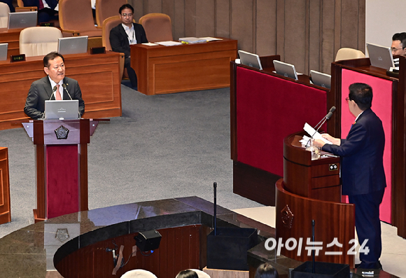 이상민 행정안전부 장관이 9일 오후 서울 여의도 국회에서 열린 본회의에서 박지원 더불어민주당 의원의 대정부 질문(정치에 관한 질문)에 답하고 있다. [사진=곽영래 기자]