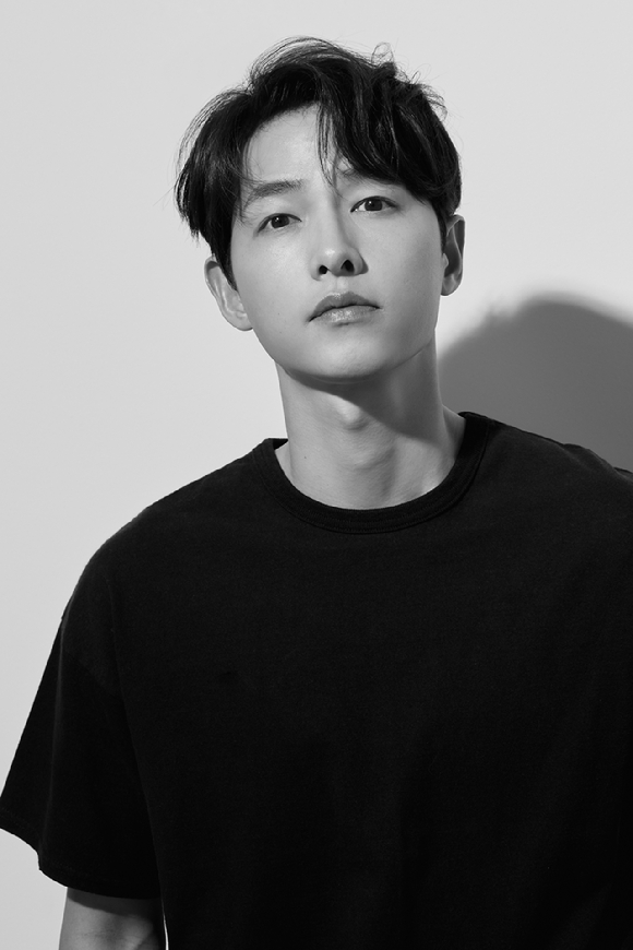배우 송중기가 영화 '화란'(감독 김창훈) 인터뷰에 앞서 포즈를 취하고 있다. [사진=하이지음스튜디오]