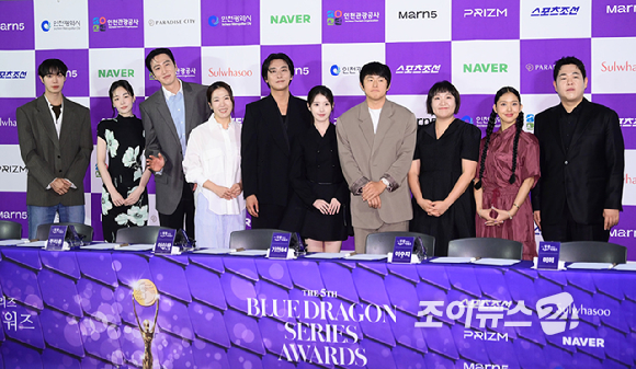 (왼쪽부터)배우 부문 추영우-김민하-이광수-염혜란-주지훈-아이유가 7일 서울 용산구 CGV 아이파크몰에서 진행된 '제5회 청룡 시리즈 어워즈' 핸드프린팅 행사에 참석하고 있다. [사진=정소희 기자]