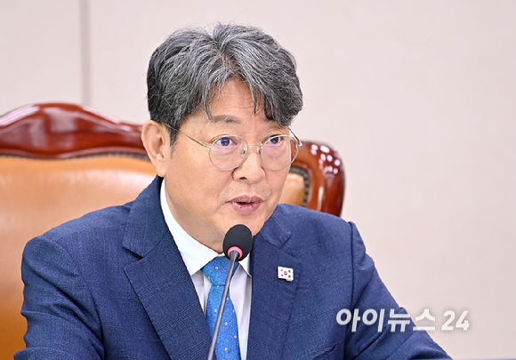 이춘석 법사위원장이 18일 오전국회 법제사법위원회에서 열린 오영준 헌법재판소 재판관 후보자 인사청문회에서 회의를 주재하고 있다. [사진=곽영래 기자]