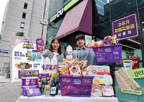 지난 20일 오후 경남 진주시 정촌면 BGF로지스 진주센터에서 화물연대 관계자가 센터 입구로 진입하려는 과정에서 경찰과 대치하고 있다. [사진=연합뉴스]