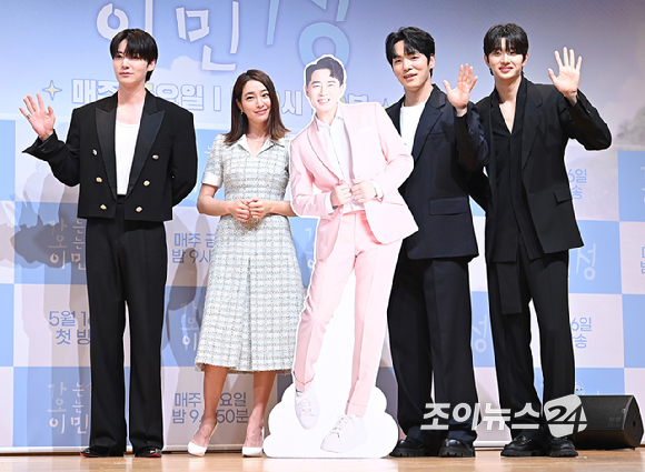배우 안재현, 이민정, 김재원, 김정현이 16일 서울 여의도 KBS 아트홀에서 열린 KBS 2TV 신규 예능 '가는정 오는정 이민정' 제작발표회에서 포토타임을 갖고 있다. [사진=곽영래 기자]