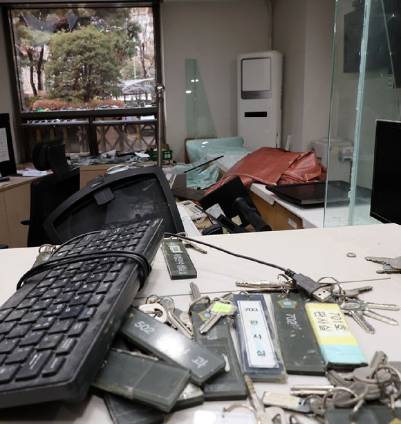 윤석열 대통령이 내란 우두머리 혐의로 구속되자 일부 윤 대통령 지지자들이 서울서부지방법원 내부로 난입해 불법폭력사태를 일으킨 19일 오후 서부지법 내부의 한 사무실과 집기류 등이 파손돼 있다. 2025.1.19 [사진=연합뉴스]