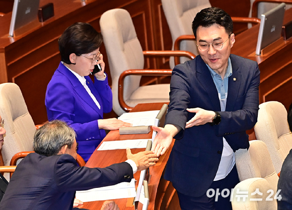 김남국 무소속 의원이 지난 18일 국회 본회의에서 동료 의원들과 인사하고 있다. [사진=곽영래 기자]