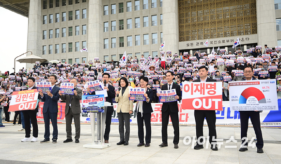 이진숙 국민의힘 의원이 10일 오후 서울 여의도 국회 본청 앞 계단에서 열린 '국민이 심판한다' 국민대회에서 구호를 외치고 있다. [사진=정소희 기자]