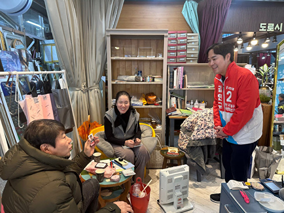 김인규 국민의힘 국회의원 예비후보(부산 서·동구)가 8일 전통시장을 방문해 상인들과 소통하고 있다. [사진=김인규 예비후보 선거캠프]