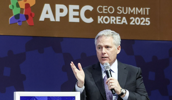 이홍락 LG AI연구원장이 30일 경북 경주시 경주예술의전당에서 열린 아시아태평양경제협력체(APEC) 정상회의 최고 경영자(CEO) 서밋(Summit)에서 '지속 가능한 혁신을 위한 차세대 AI로드맵'을 주제로 한 패널토론에 참석해 발언하고 있다. [사진=연합뉴스]