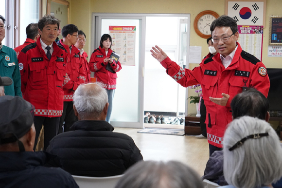 박은식 산림청장(정면방항 오른쪽 첫번째)이 15일 충남 계룡시 도곡1리 마을회관에서 지역 주민들을 대상으로 산불 예방 홍보를 실시하고 있다 [사진=산림청]